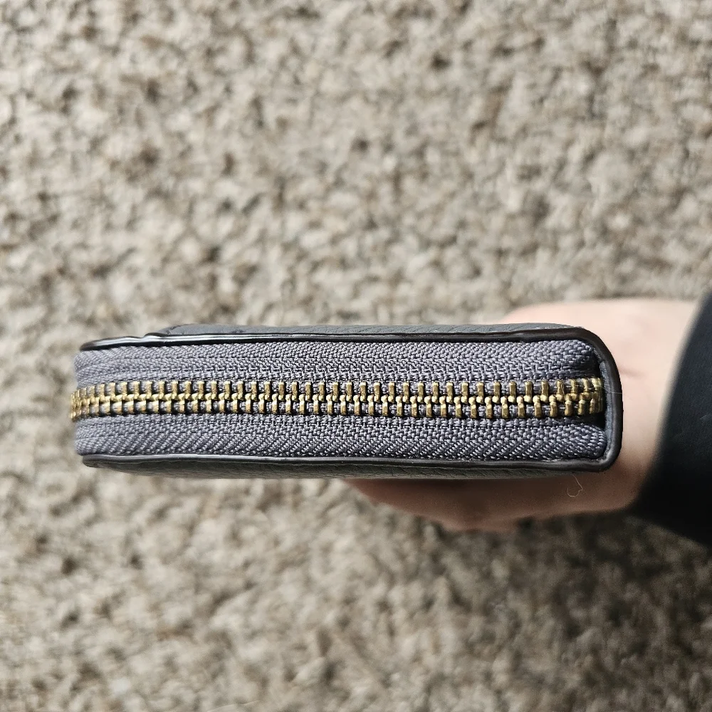 KATE SPADE Gray Grain Leather Wallet with Gold LOGO‎ PLATE